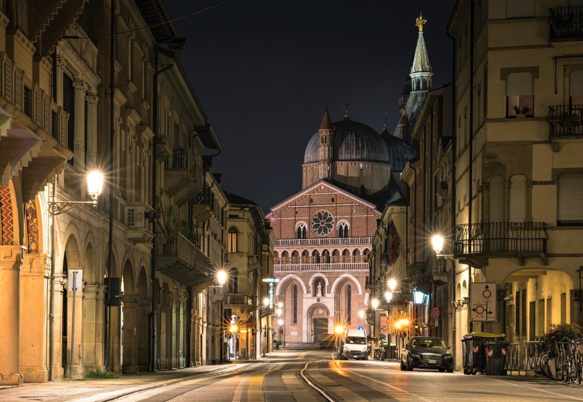 Da Piazza del Santo al Ghetto: Un Itinerario tra Ombre e Segreti desktop picture