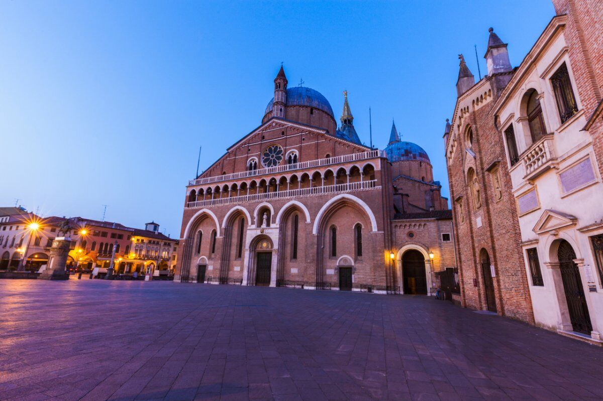 Da Piazza del Santo al Ghetto: Un Itinerario tra Ombre e Segreti desktop picture