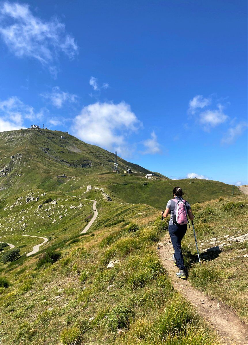 Trekking ad alta quota: il maestoso Monte Cimone desktop picture