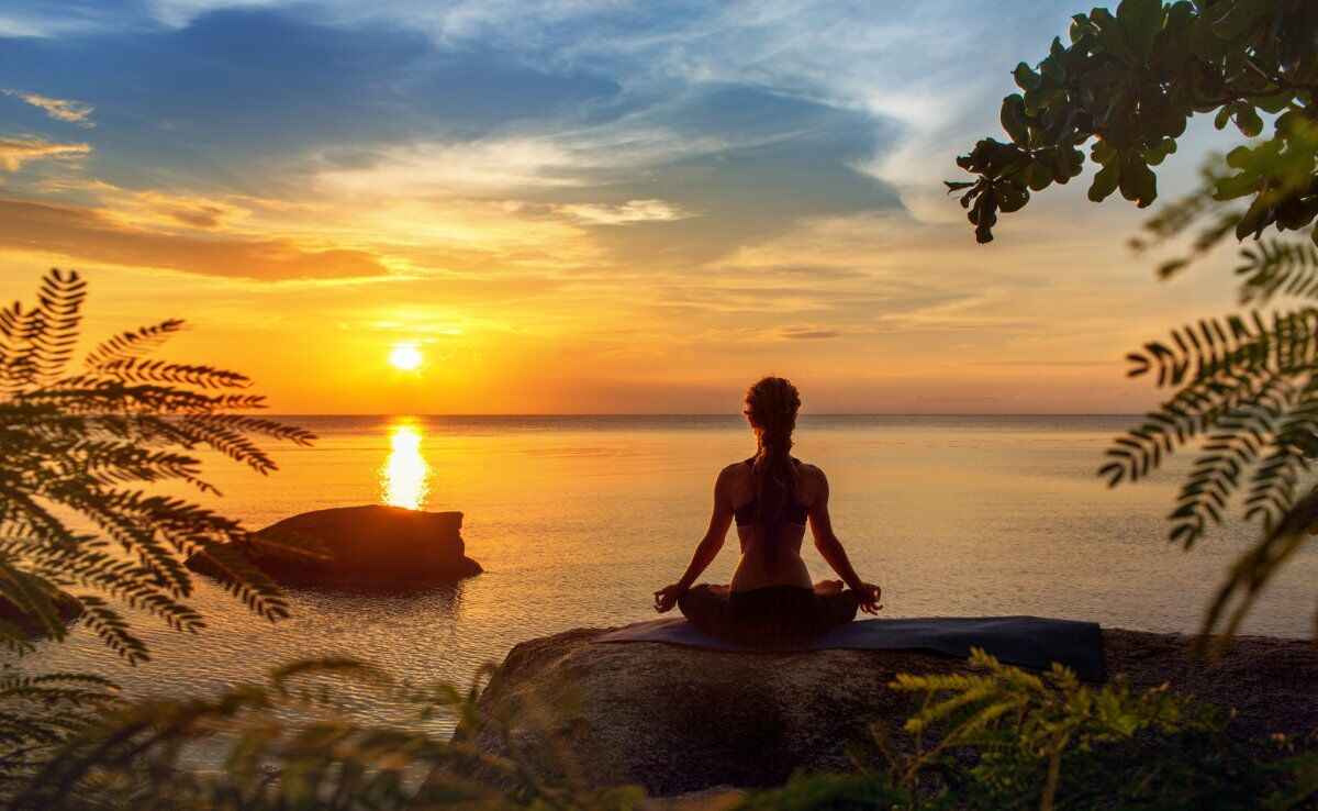 Yoga al Tramonto: Verso la Pace dei Sensi desktop picture
