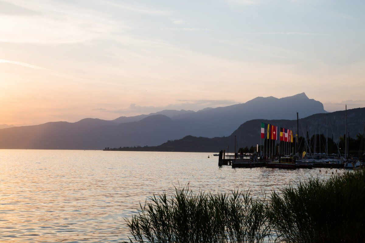 Yoga al Tramonto: Verso la Pace dei Sensi Yoga al Tramonto: Verso la Pace dei Sensi desktop picture