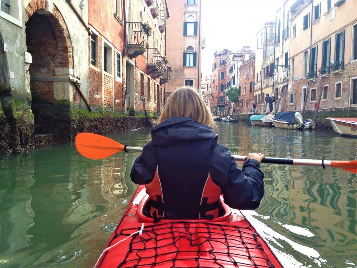 Tour in Kayak nei Canali Veneziani: Uno Sguardo Nuovo sulla Serenissima desktop picture