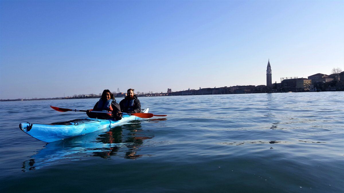 Tour in Kayak nei Canali Veneziani: Uno Sguardo Nuovo sulla Serenissima desktop picture