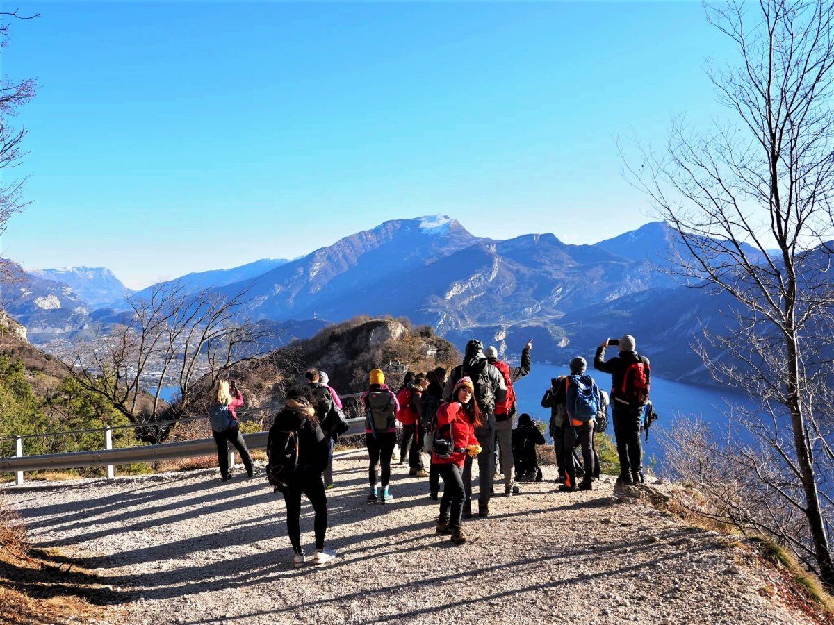 Trekking a Punta Larici, lo Sperone di Roccia a Picco sul Garda desktop picture