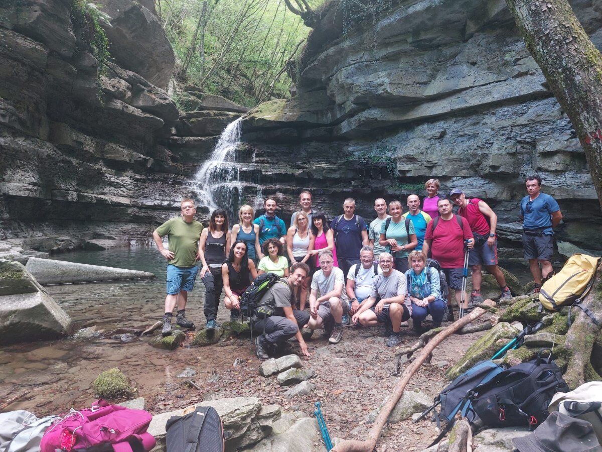 Trekking da Badia Moscheta alle fragorose Cascate del Rio Rovigo desktop picture