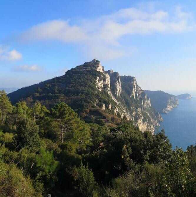 Una Camminata nella Riviera Ligure: L'Incontaminata Spiaggia del Persico - MATTINA Una Camminata nella Riviera Ligure: L'Incontaminata Spiaggia del Persico - MATTINA desktop picture