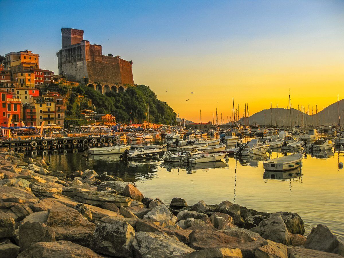 La Notte di San Lorenzo nel Golfo dei Poeti: Dal Castello Di San Terenzo a quello di Lerici La Notte di San Lorenzo nel Golfo dei Poeti: Dal Castello Di San Terenzo a quello di Lerici desktop picture