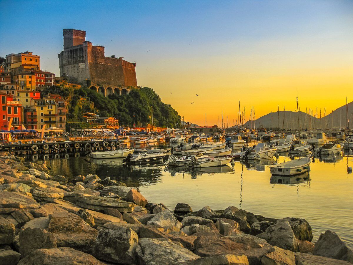 La Notte di San Lorenzo nel Golfo dei Poeti: Dal Castello Di San Terenzo a quello di Lerici desktop picture