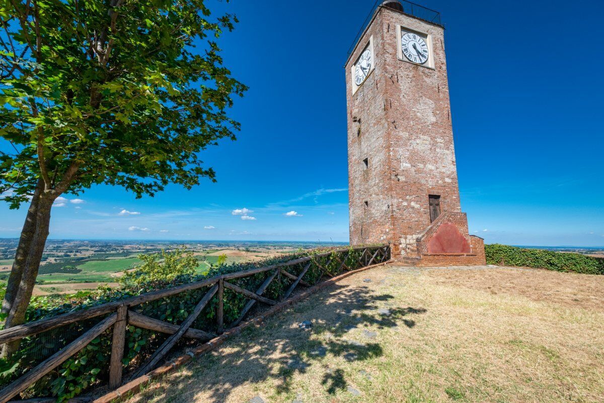 Big Bench Lilla: Passeggiata Serale nel Cuore del Monferrato desktop picture