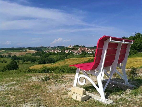 Big Bench Fucsia: Passeggiata nelle Deliziose Colline del Monferrato desktop picture