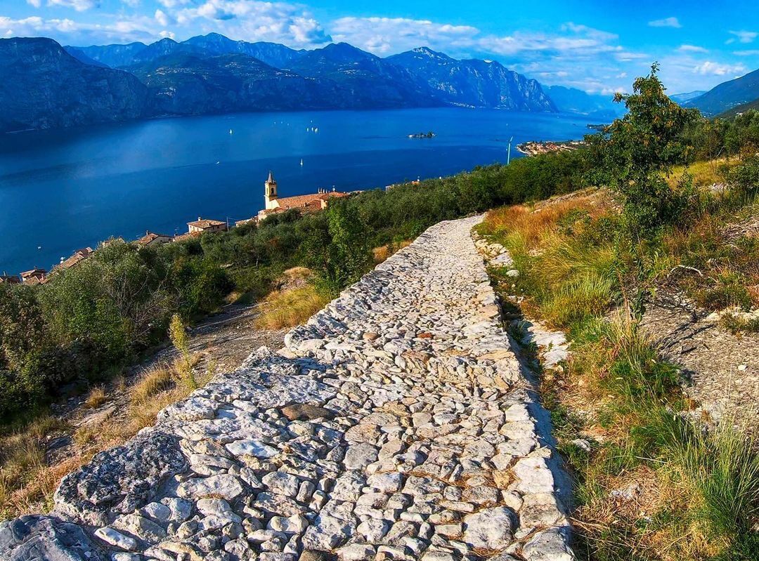 Yoga e Passeggiata Panoramica alle Pendici del Monte Baldo desktop picture