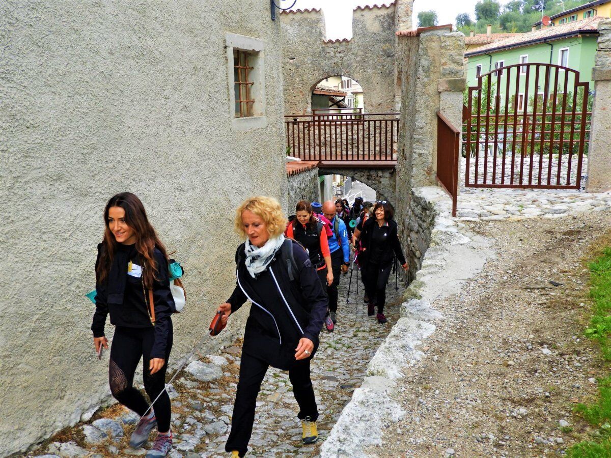 Yoga e Passeggiata Panoramica alle Pendici del Monte Baldo Yoga e Passeggiata Panoramica alle Pendici del Monte Baldo desktop picture
