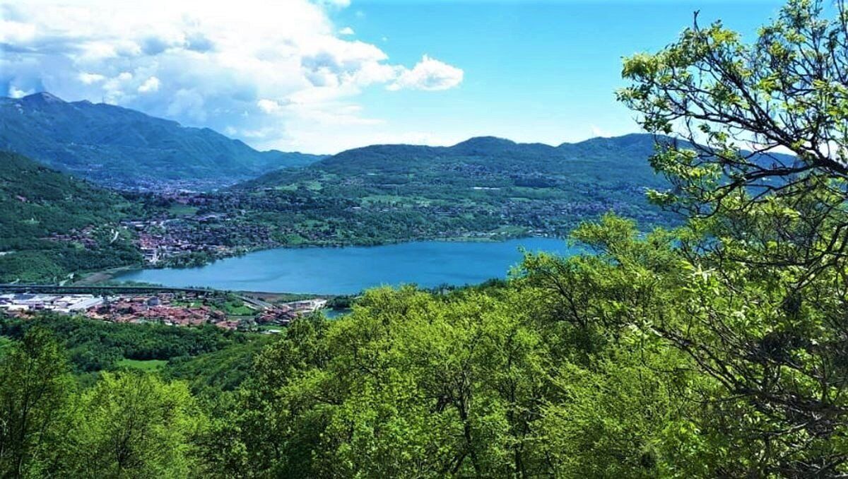 Escursione a San Pietro al Monte: Panorami da Sogno sui Laghi Brianzoli - POMERIGGIO Escursione a San Pietro al Monte: Panorami da Sogno sui Laghi Brianzoli - POMERIGGIO desktop picture