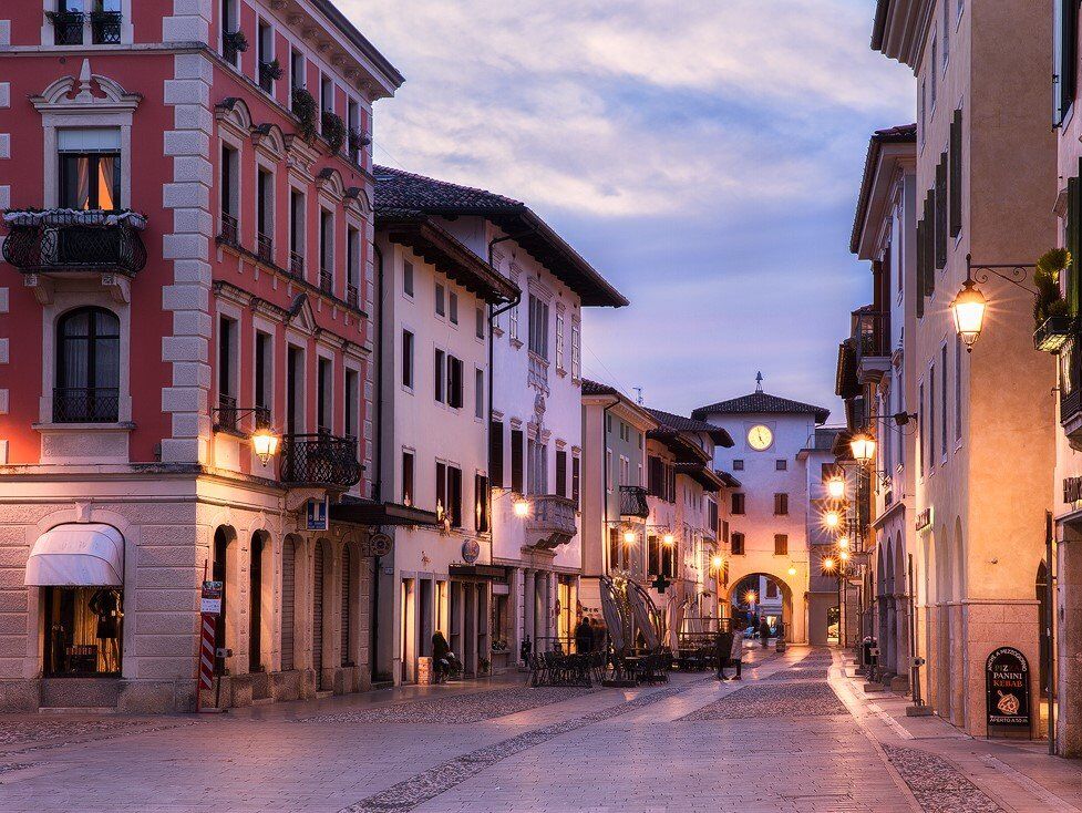 Dolce Tour a Spilimbergo: Borgo Medievale tra Panorami e Colori desktop picture