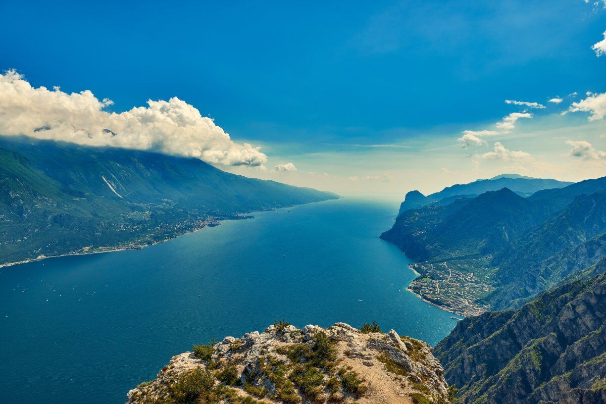 Punta Larici, lo Sperone di Roccia a Picco sul Garda - POMERIGGIO Punta Larici, lo Sperone di Roccia a Picco sul Garda - POMERIGGIO desktop picture