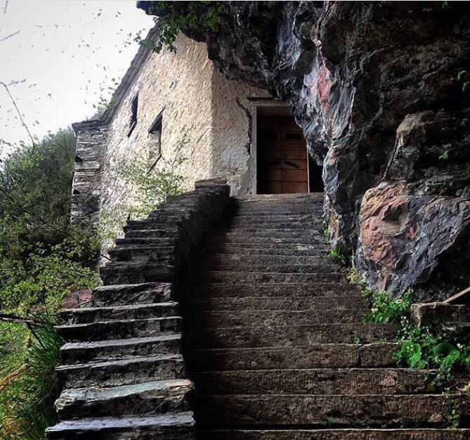 Campocatino e l'Eremo di San Viano: Una Camminata nel Parco Alpi Apuane Campocatino e l'Eremo di San Viano: Una Camminata nel Parco Alpi Apuane desktop picture