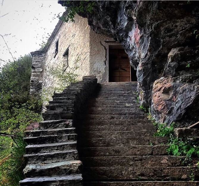 Campocatino e l'Eremo di San Viano: Una Camminata nel Parco Alpi Apuane desktop picture