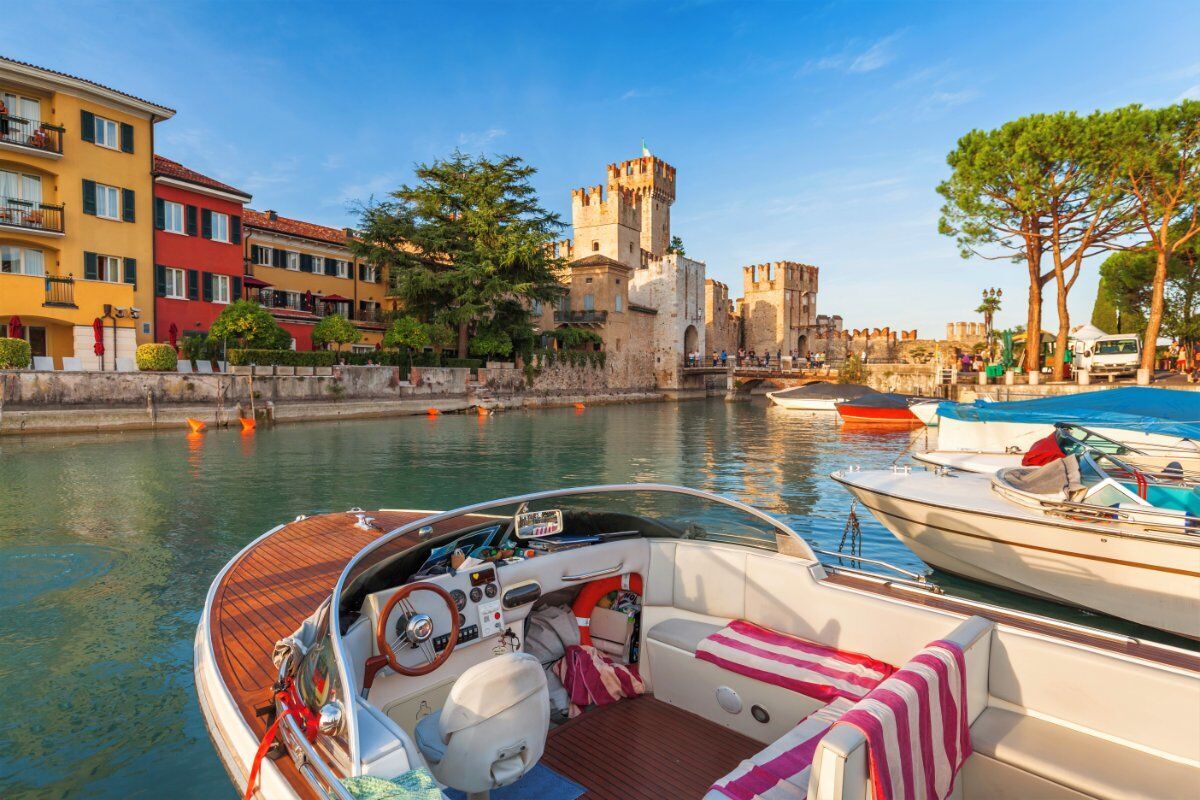 Una Sirmione Inedita: Tour a Piedi e in Motoscafo nella Perla del Garda Una Sirmione Inedita: Tour a Piedi e in Motoscafo nella Perla del Garda desktop picture