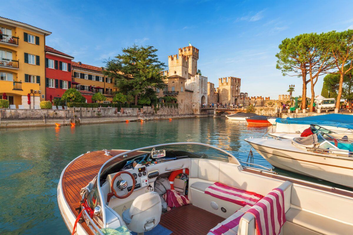 Una Sirmione Inedita: Tour a Piedi e in Motoscafo nella Perla del Garda desktop picture