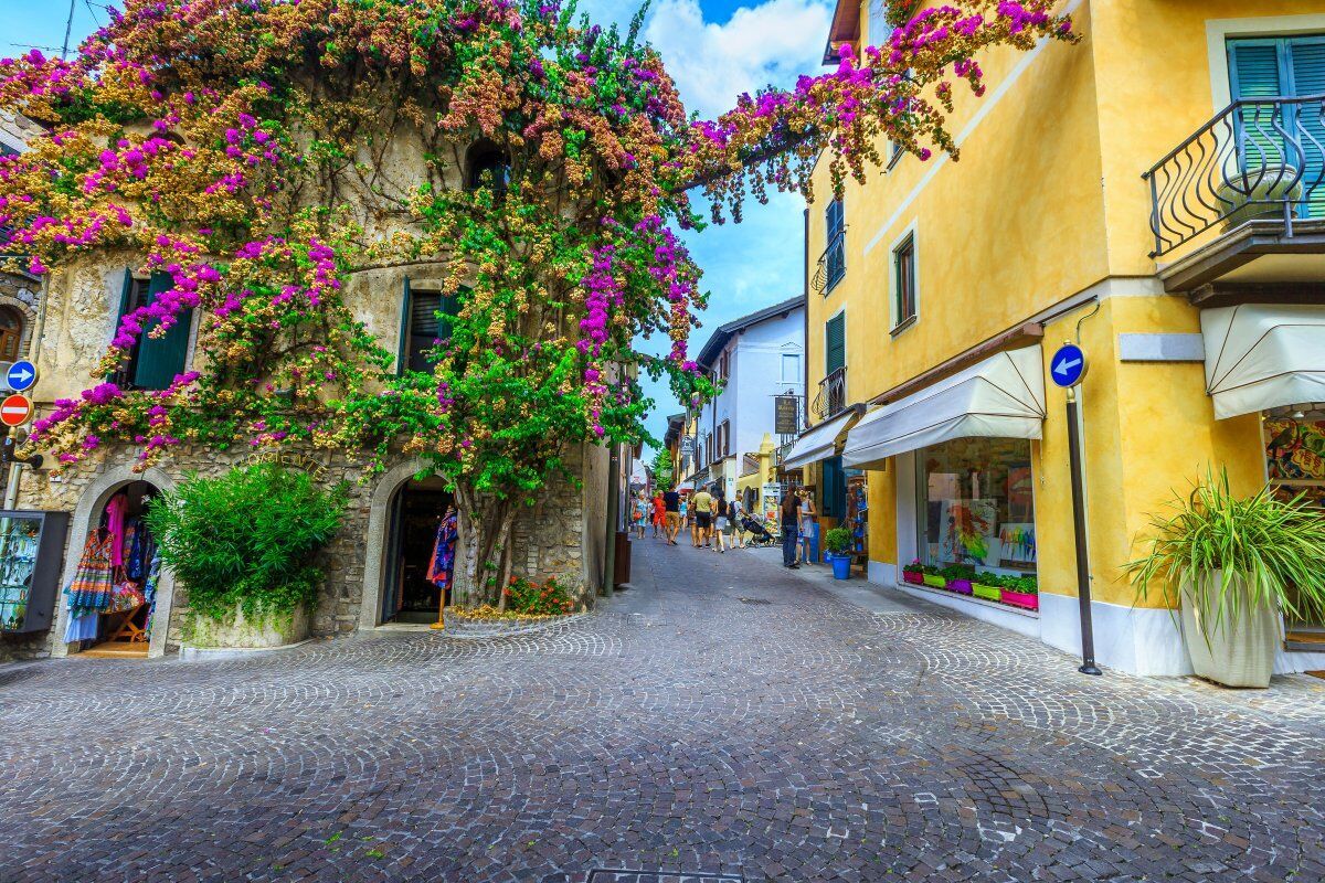 Una Sirmione Inedita: Tour a Piedi e in Motoscafo nella Perla del Garda desktop picture