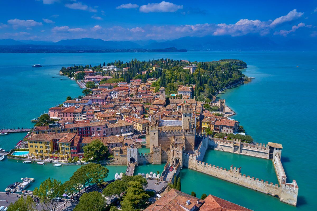 Una Sirmione Inedita: Tour a Piedi e in Motoscafo nella Perla del Garda desktop picture