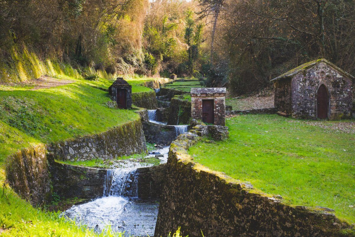 L'Acquedotto Nottolini: Connubio Tra Architettura e Ambiente desktop picture