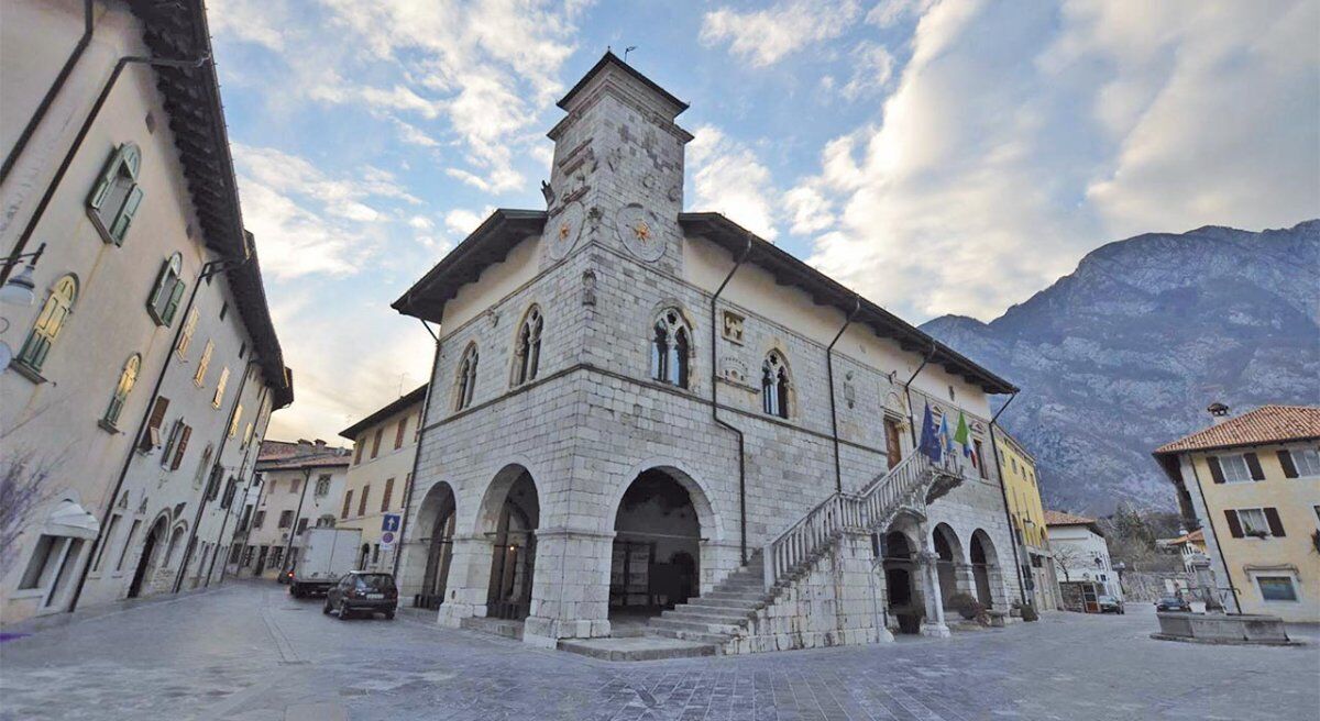 Venzone: Borgo più bello d’Italia, Esempio di Rinascita e Resilienza desktop picture