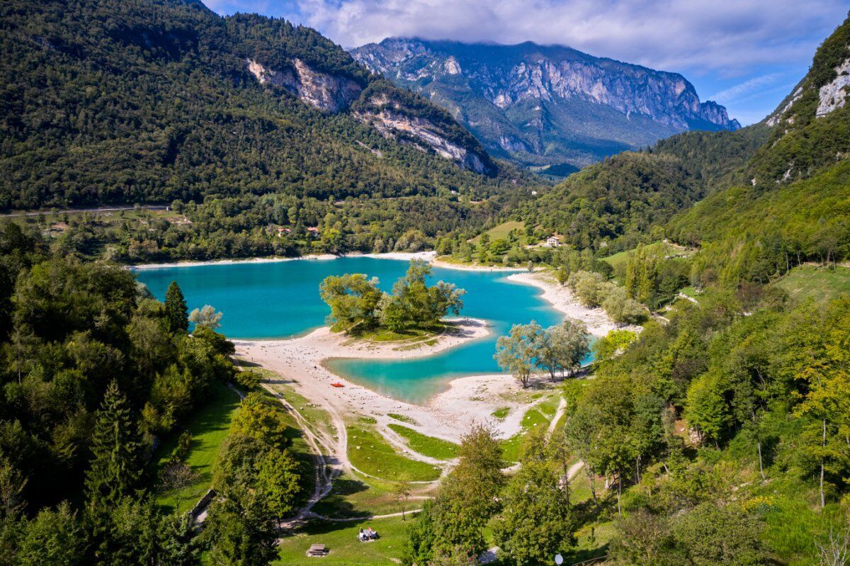 Passeggiata dal Lago di Tenno al Borgo Medievale di Canale desktop picture