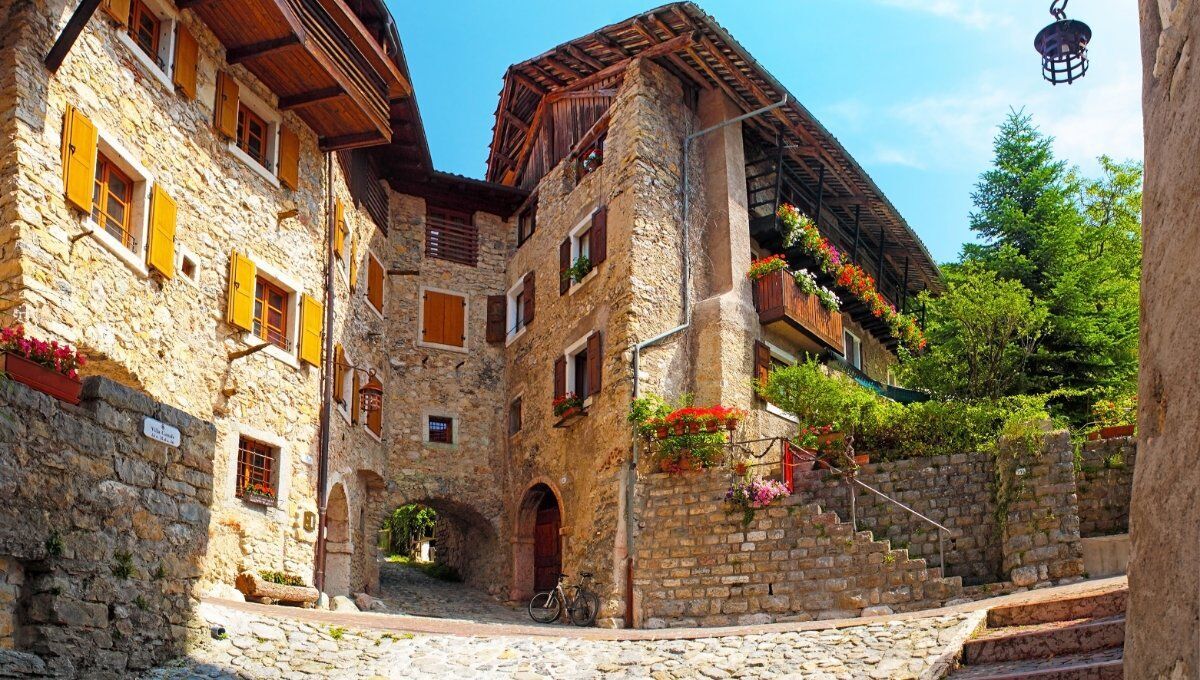 Passeggiata dal Lago di Tenno al Borgo Medievale di Canale Passeggiata dal Lago di Tenno al Borgo Medievale di Canale desktop picture