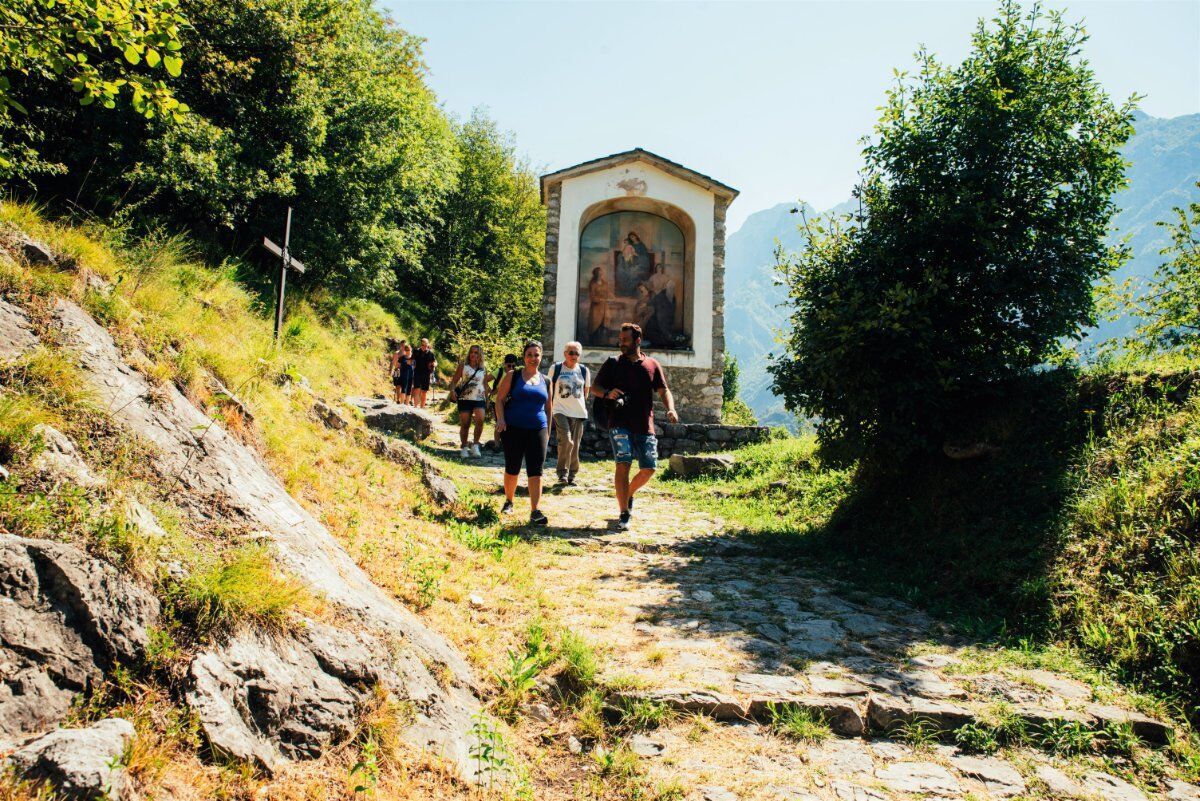 Passeggiata sensoriale al Santuario di Mandello sul Lago di Como desktop picture