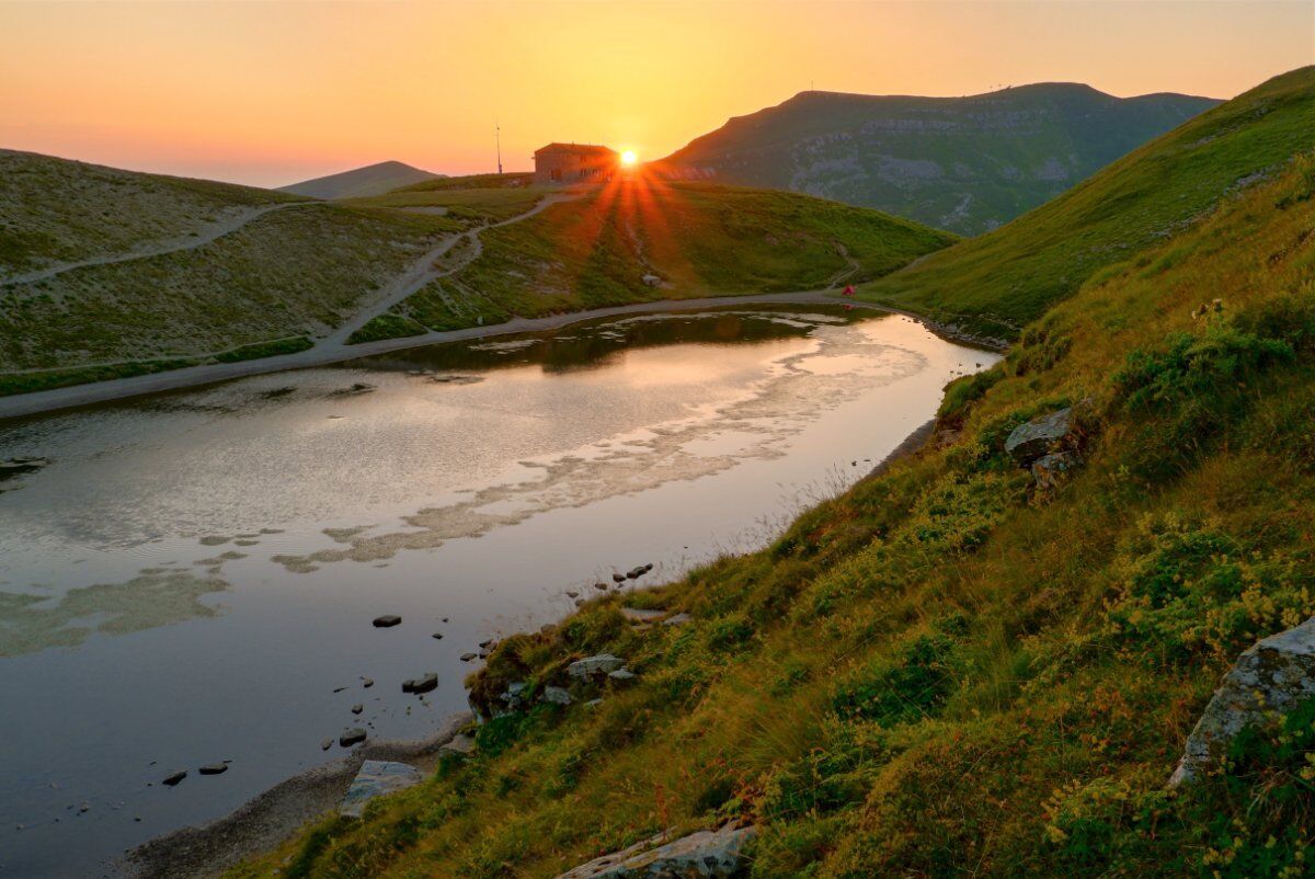 Solcando i crinali Appenninici: Escursione serale al Lago Scaffaiolo Solcando i crinali Appenninici: Escursione serale al Lago Scaffaiolo desktop picture