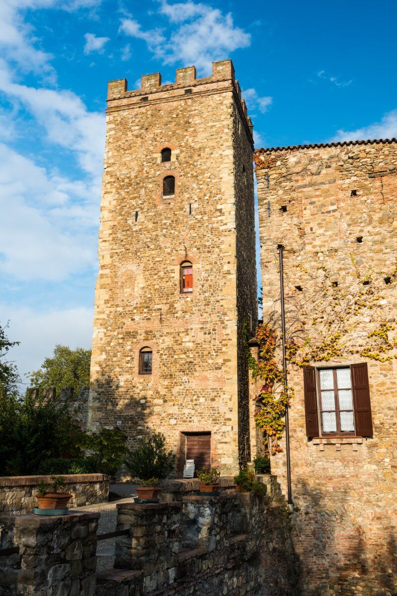 Il Borgo di Castellarano e la Magia del Tramonto dalla Panchina Gigante desktop picture