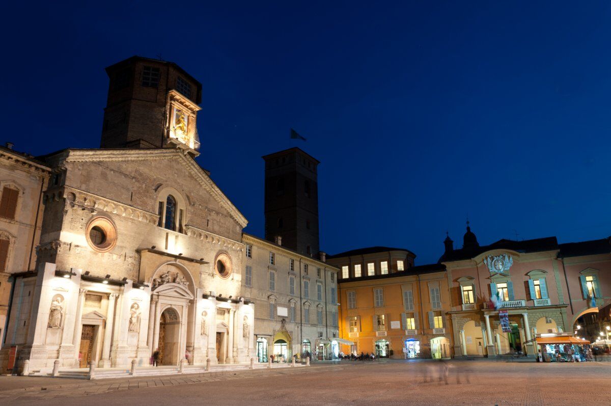 Reggio Emilia Medievale: Percorso Urbano tra Canali e Opifici desktop picture