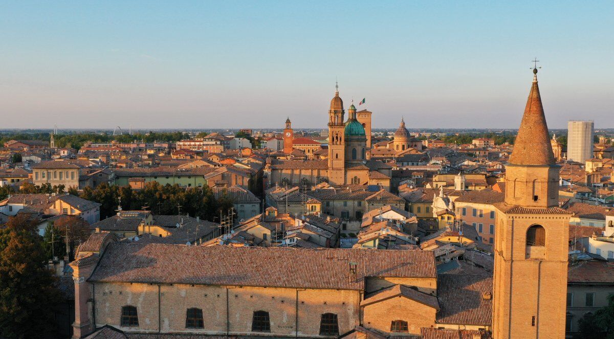 Reggio Emilia Medievale: Percorso Urbano tra Canali e Opifici desktop picture