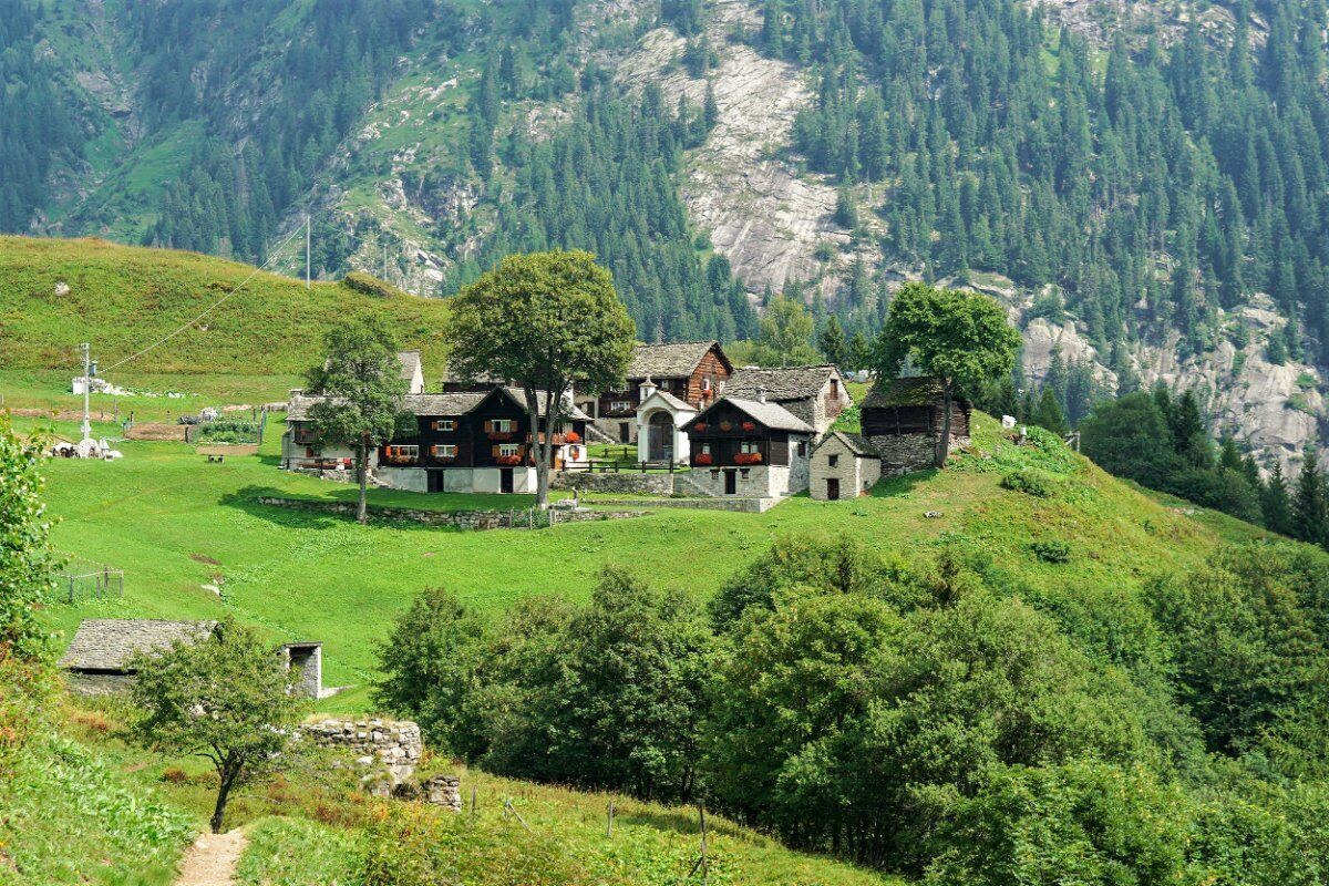 Trekking a Salecchio: Un Nido d'Aquila fra le Montagne Ossolane Trekking a Salecchio: Un Nido d'Aquila fra le Montagne Ossolane desktop picture