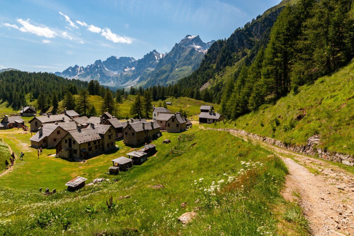 L’Occhio Blu di Devero e l’Ammaliante Lago delle Streghe L’Occhio Blu di Devero e l’Ammaliante Lago delle Streghe desktop picture