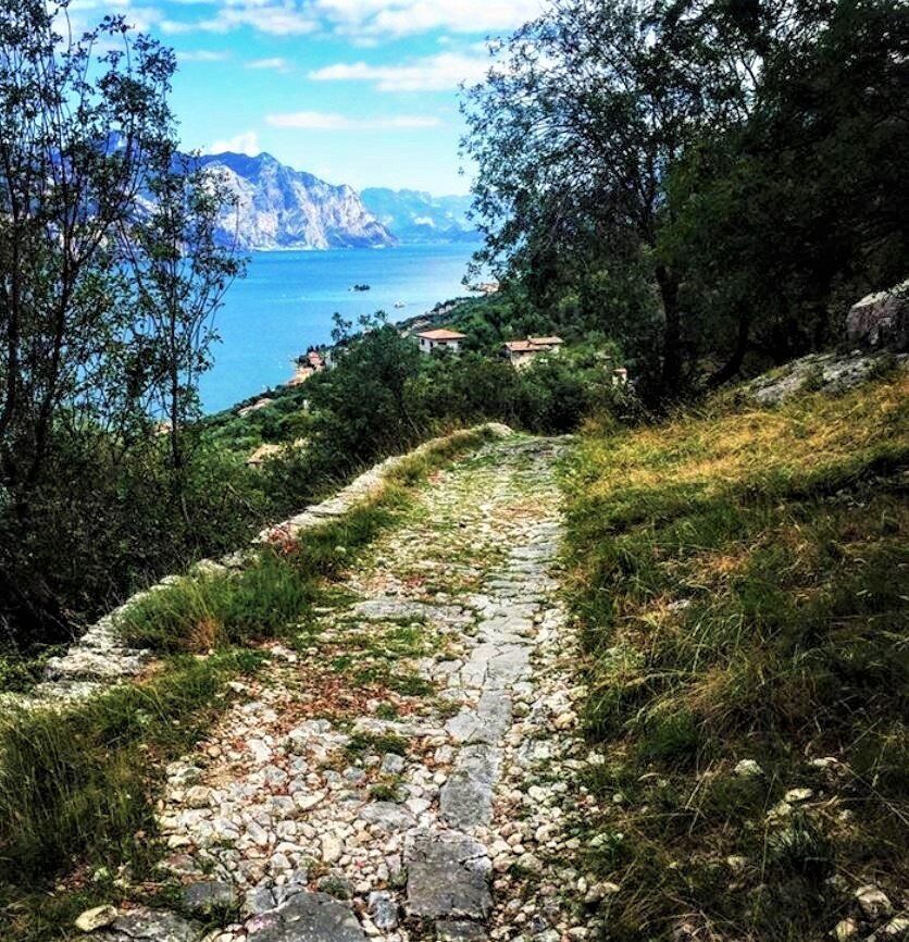 Walking Meditativo Vista Lago alle Pendici del Baldo Walking Meditativo Vista Lago alle Pendici del Baldo desktop picture