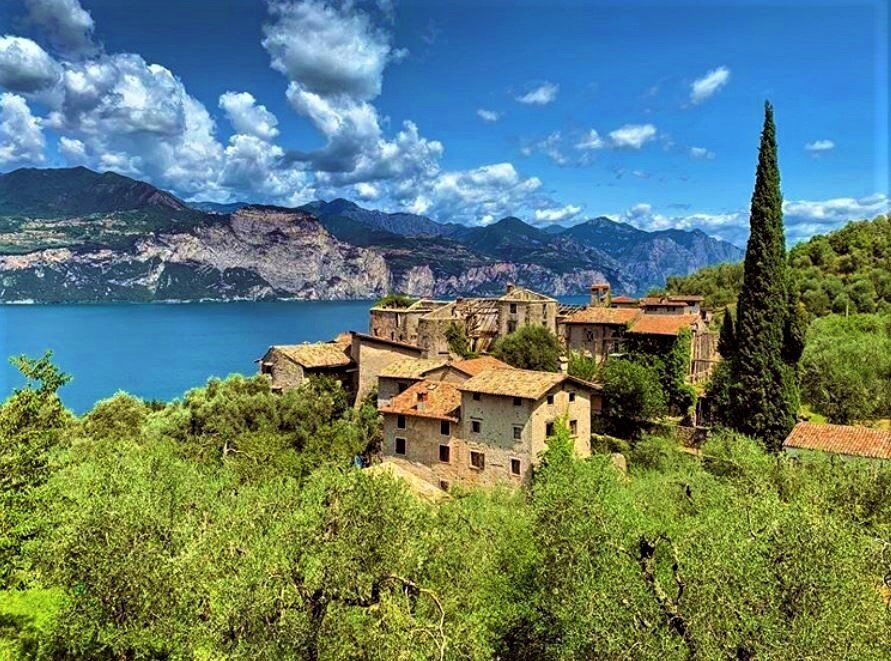 Walking Meditativo Vista Lago alle Pendici del Baldo Walking Meditativo Vista Lago alle Pendici del Baldo desktop picture