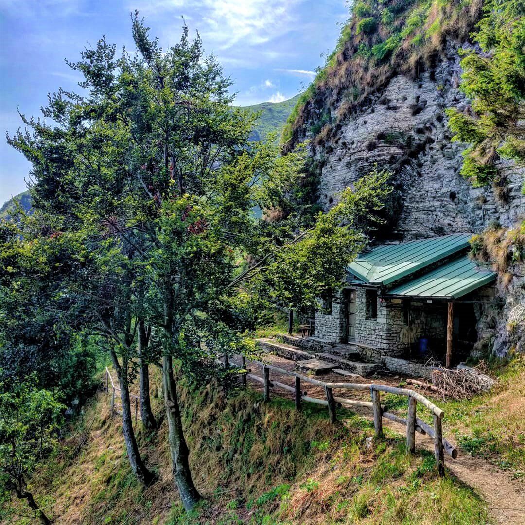 Nido d'Aquila sulle Colline del Prosecco: Il Bivacco ai Loff Nido d'Aquila sulle Colline del Prosecco: Il Bivacco ai Loff desktop picture
