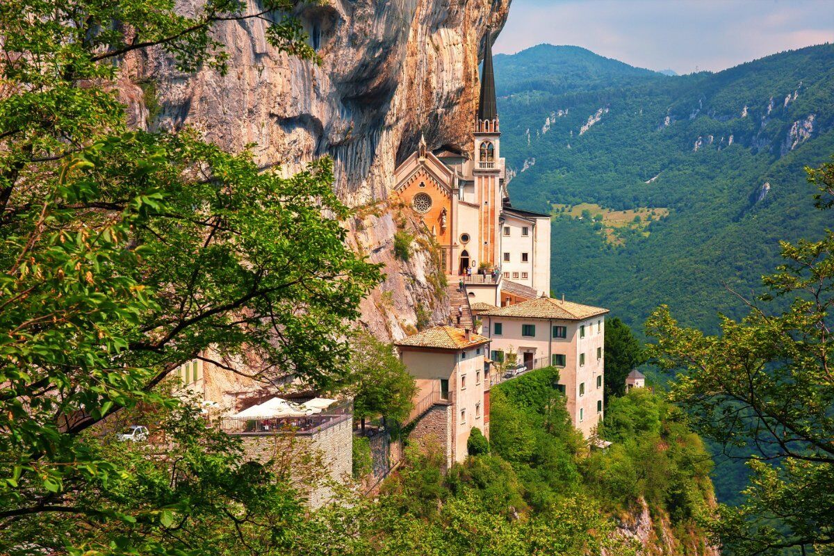 Ammaliati al Santuario di Madonna della Corona - POMERIGGIO Ammaliati al Santuario di Madonna della Corona - POMERIGGIO desktop picture