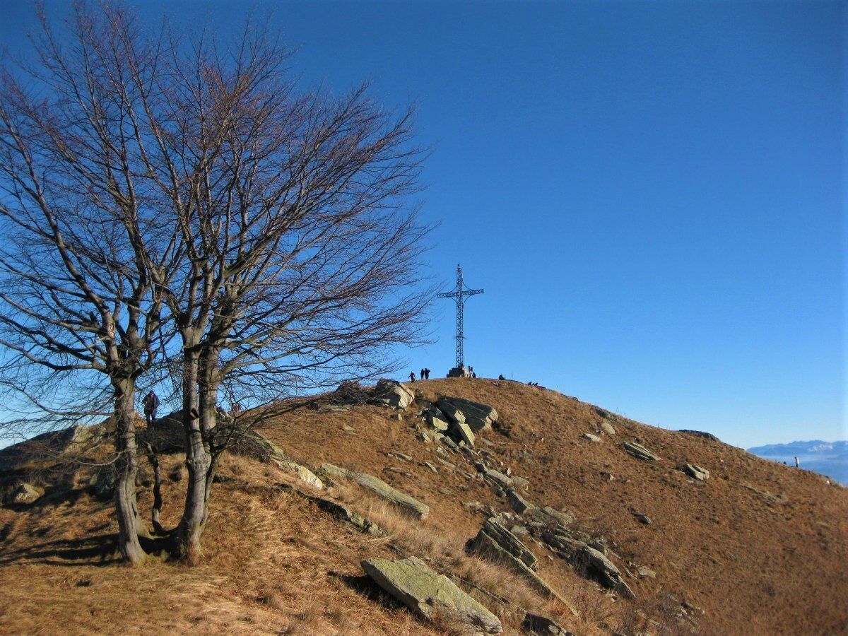 Trekking al Monte San Bernardo: una finestra sulla pianura Cuneese desktop picture