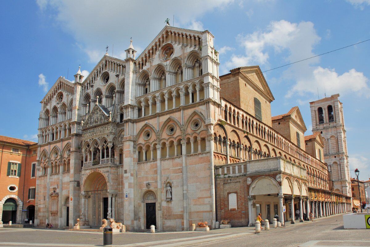 Ferrara in Rosa: Le Eleganti Dame Estensi desktop picture