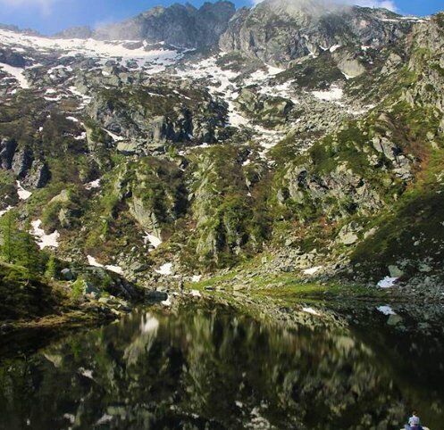 Lago di Afframont, Oasi Cristallina in un Anfiteatro Roccioso desktop picture