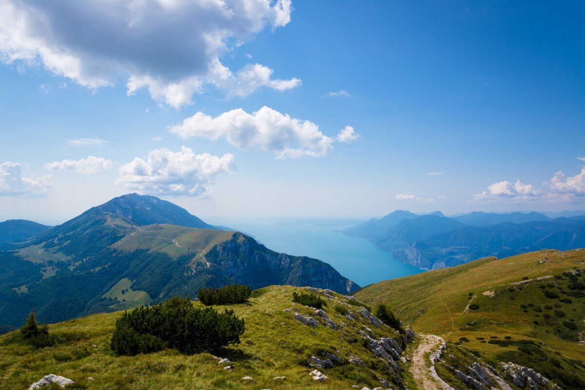 Il Monte Belpo con Vista sul Lago di Garda desktop picture
