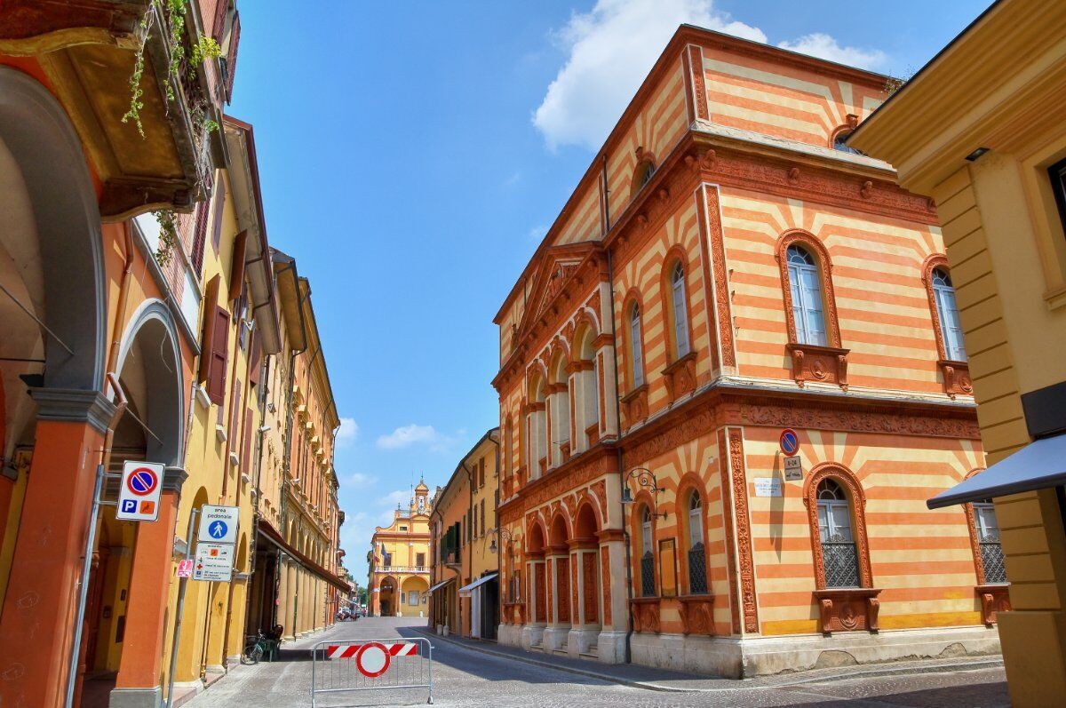 Cento: Tra Portici e Palazzi Storici, "La Piccola Bologna" desktop picture