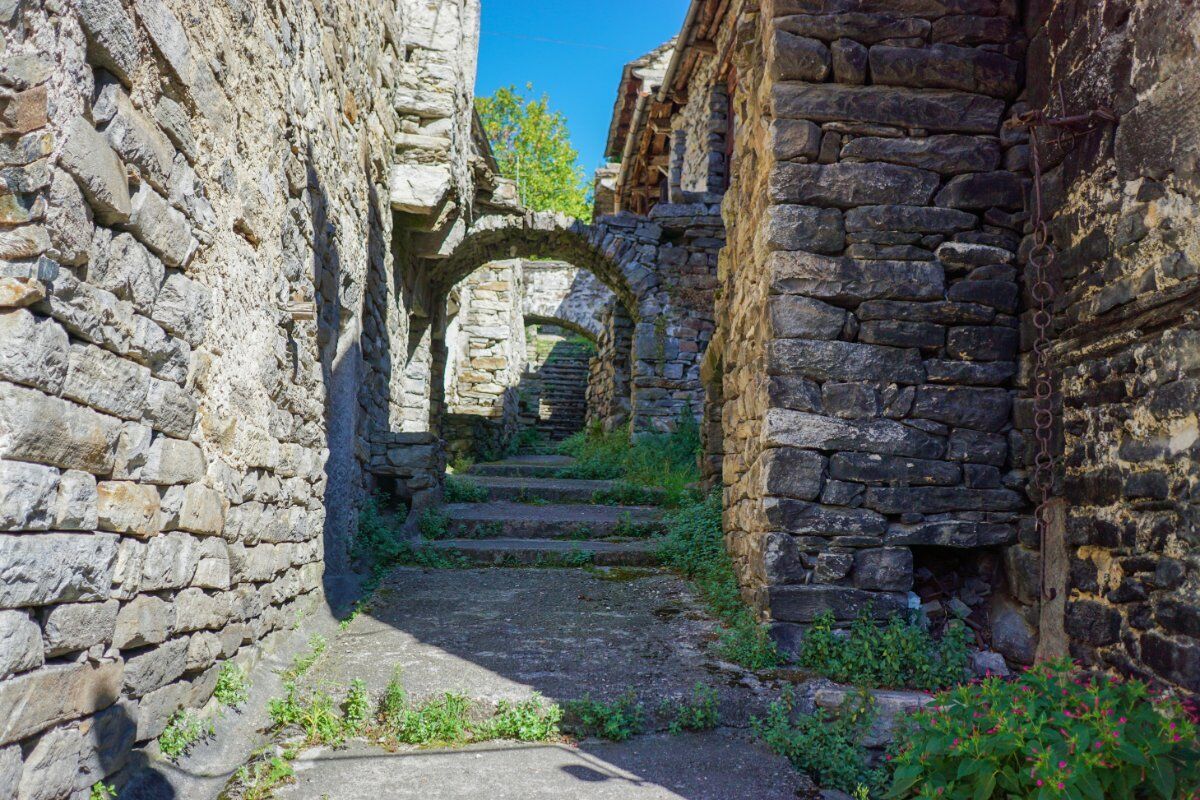 Un Percorso tra gli Antichi Borghi in Pietra della Riviera d’Ossola Un Percorso tra gli Antichi Borghi in Pietra della Riviera d’Ossola desktop picture