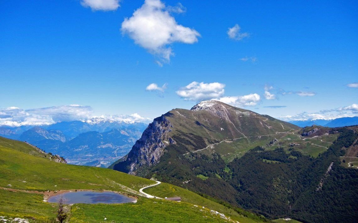 Da Passo Rocca Pia al Corno d’Aquilio: Trekking in Lessinia con vista desktop picture