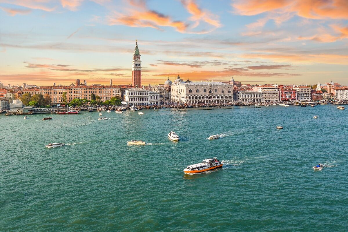 Venezia Misteriosa: Crocevia di Popoli, Culture e Simboli desktop picture