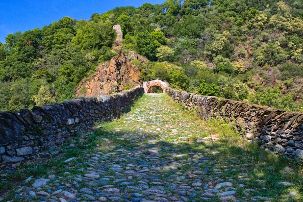 Un Tour tra Masche e Stregoni: Le Leggende Sospese sul Fiume Stura desktop picture