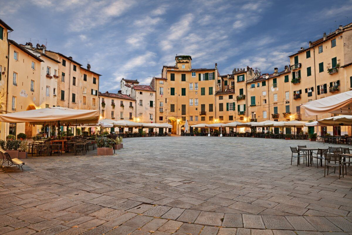 Tour guidato tra amori e intrighi nella Lucca Segreta Tour guidato tra amori e intrighi nella Lucca Segreta desktop picture